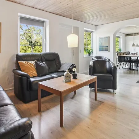 Rea - 5km From The Sea By Interhome Tagholm